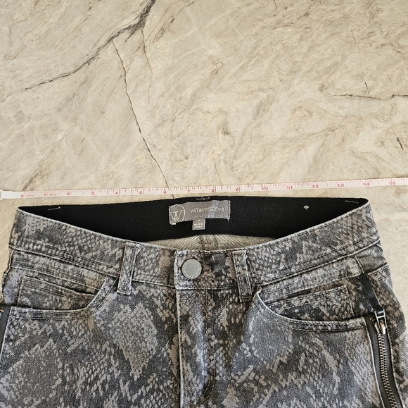 Wit & Wisdom Gray Snake Print Skinny Jeans Size 2 - Picture 4 of 7